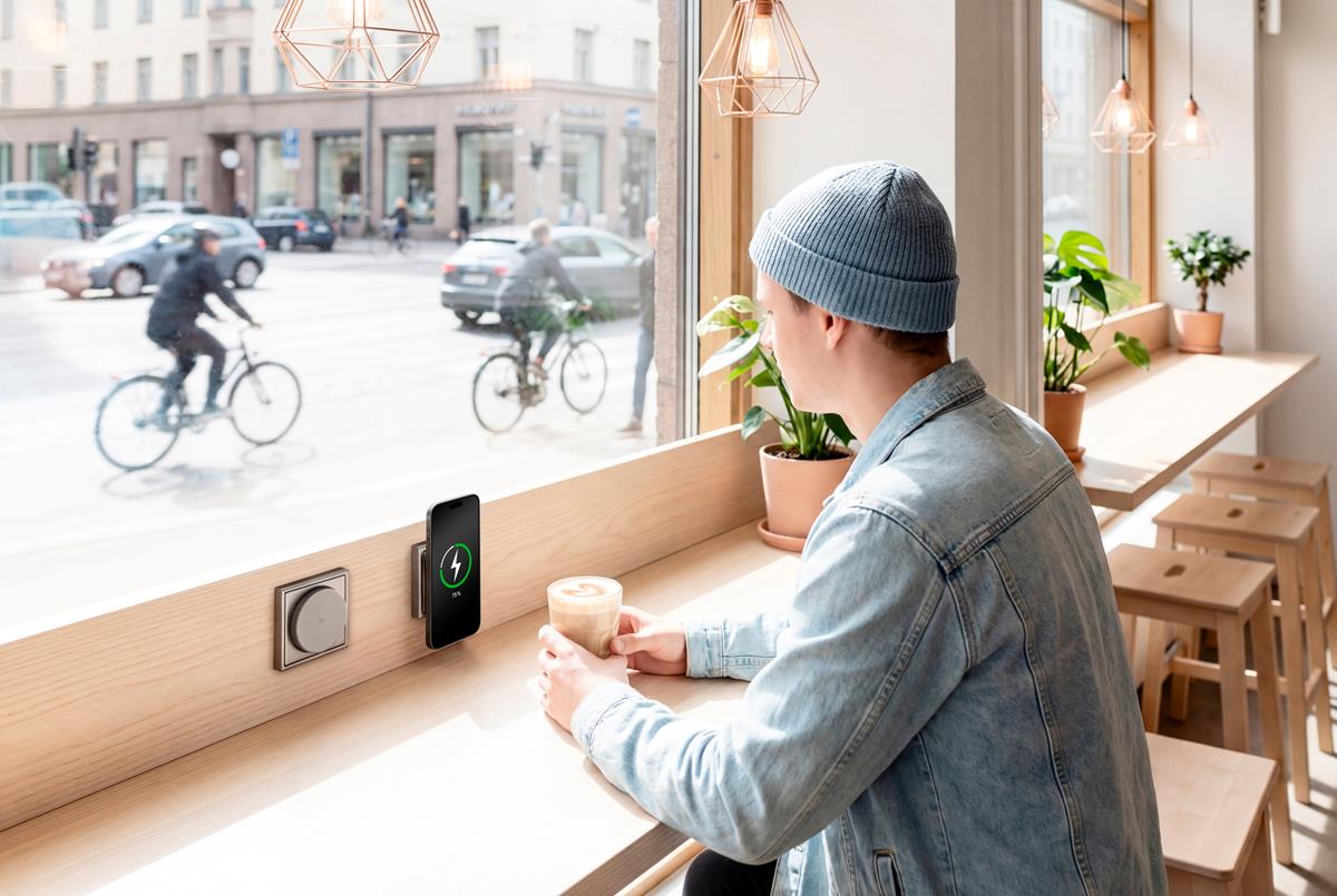 JUNG Magnetic Charger voor draadloos opladen van een smartphone in een café of horecazaak – Stagobel