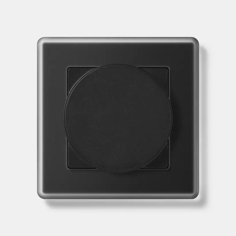 JUNG Magnetic Charger in zwarte uitvoering voor draadloos opladen van smartphones – Stagobel