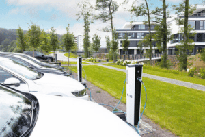 MENNEKES laadstations voor elektrische wagens op een bedrijfsparking – Stagobel