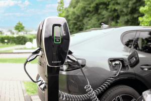 Elektrische wagen aan een MENNEKES laadstation voor professioneel elektrisch laden – Stagobel
