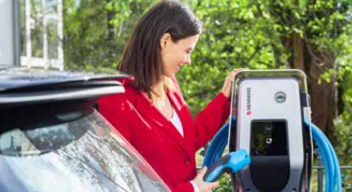 Quelqu'un se tient à côte d'une station de recharge AMTRON®