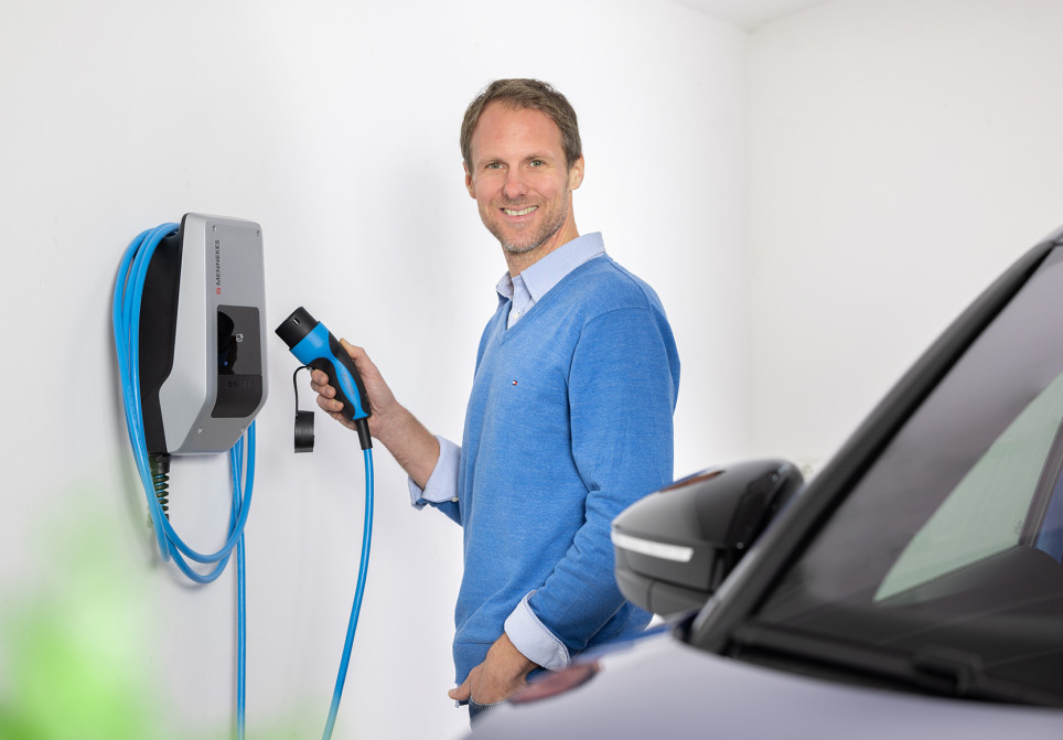 Quelqu'un se tient à côte d'une station de recharge AMTRON®